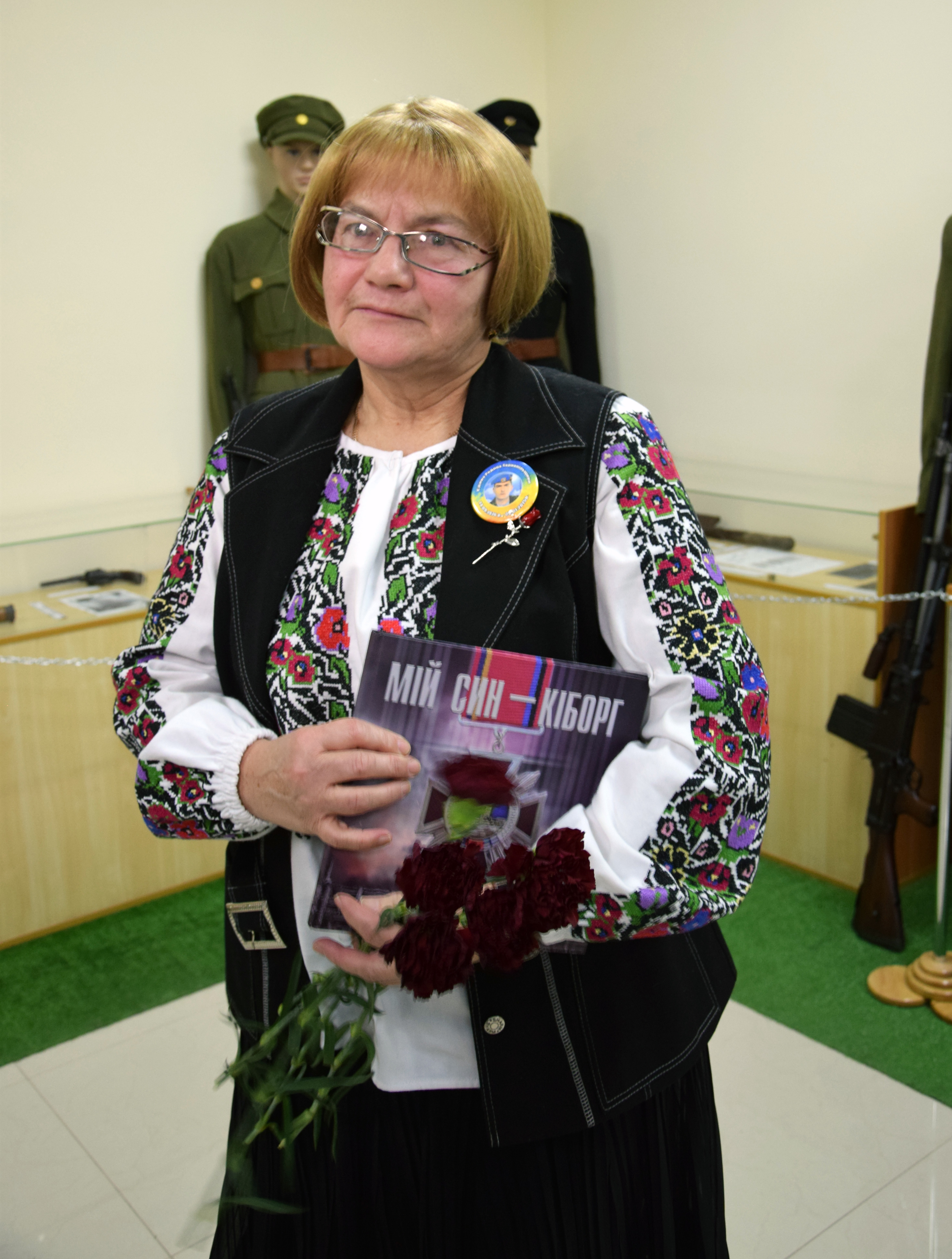 Мати Героя Марія Вітишин із книжкою «Мій син — кіборг». Фото автора